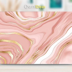 Puede incluir: Piel de port&aacute;til de m&aacute;rmol rosa y dorado con la palabra "Lenovo" en blanco en el lado izquierdo.