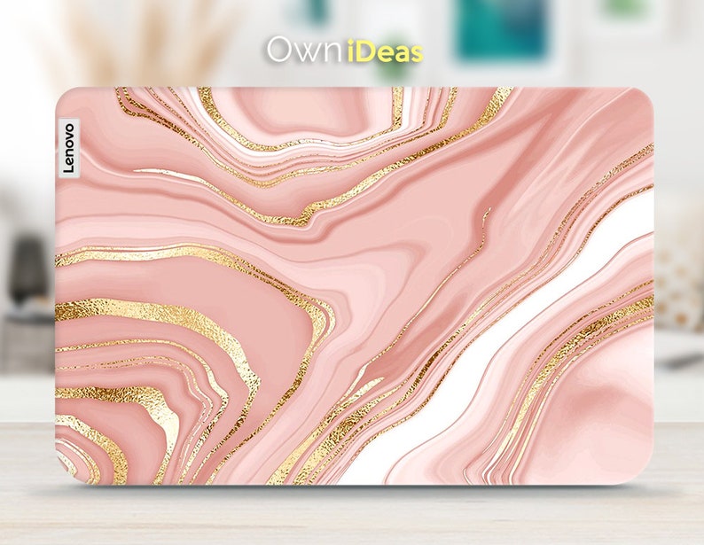 Puede incluir: Piel de port&aacute;til de m&aacute;rmol rosa y dorado con la palabra "Lenovo" en blanco en el lado izquierdo.