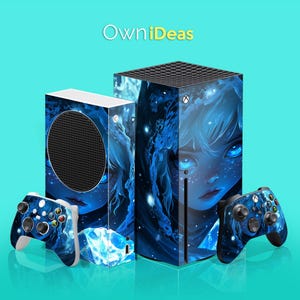 Op de afbeelding: Een blauwe en witte bedrukte skin voor een gameconsole, met een bijpassende skin voor een controller. De consoleskin heeft een gestileerde afbeelding van een meisje met blauwe ogen en een blauwe en witte achtergrond. De controllerskin heeft een vergelijkbaar patroon.