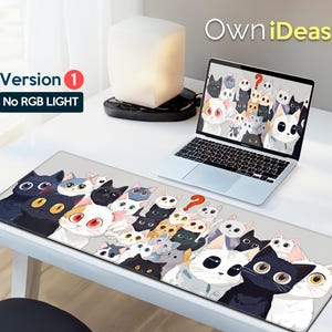 Op de afbeelding: Een zwart-witte muismat met een kattenmotief waarop verschillende katten in verschillende poses te zien zijn. De muismat heeft de tekst "OwnIdeas" en "Version 1 No RGB LIGHT" erop gedrukt.