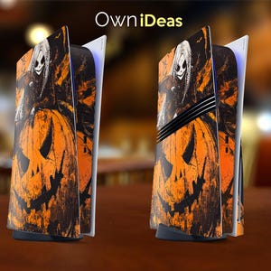 Puede incluir: Una piel para consola PlayStation 5 negra y naranja con un diseño de Halloween espeluznante que presenta una calabaza y una bruja. El diseño se llama "OwnIdeas".