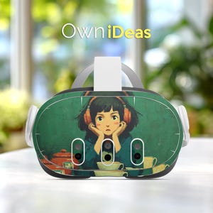 以下が含まれることがあります： 緑色の前面プレートに、ヘッドホンをつけた女の子のアニメ風イラストが描かれたVRヘッドセット。デザインにはティーカップとティーポットが含まれています。「OwniDeas」の文字が上部に表示されています。