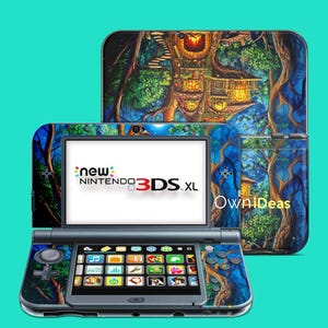Puede incluir: Una piel para consola Nintendo 3DS XL de color azul y verde con una escena de casa en el árbol y bosque. La piel presenta una luna, estrellas y el texto "OwnIdeas".
