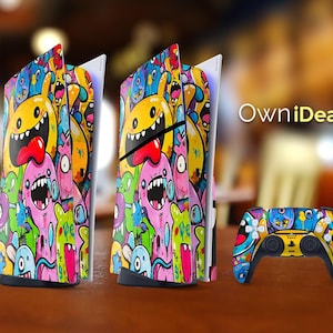 Puede incluir: Una piel colorida con temática de dibujos animados para una consola y un mando de PlayStation 5. La piel presenta una variedad de colores brillantes, incluyendo rosa, amarillo, azul y verde, y presenta una variedad de personajes de dibujos animados con ojos y bocas grandes. La piel está diseñada para ser aplicada a la consola y al mando, y está disponible para su compra en OwnIdeas.
