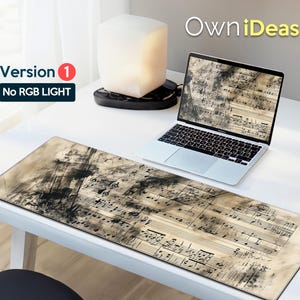 Peut inclure: Un grand tapis de bureau avec un motif de partition de musique vintage. Le tapis est beige avec des notes de musique noires et de l'encre délavée. Un ordinateur portable est sur le tapis de bureau. Le texte "OwnIdeas" est visible en arrière-plan.
