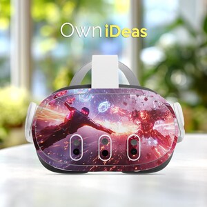 以下が含まれることがあります： カラフルなアクションシーンのデザインが施されたVRヘッドセット。ヘッドセットは白いストラップとアクセントがあり、上部に「OwniDeas」の文字があります。ヘッドセットの前面には3つのレンズが見えます。