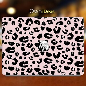 Op de afbeelding: Roze laptop-huid met een zwart luipaardprintontwerp. De huid heeft het HP-logo in het midden.