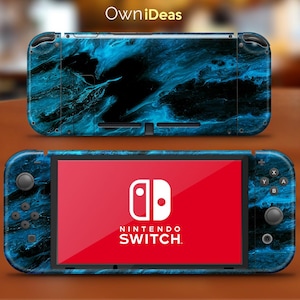 以下が含まれることがあります： 大理石模様の青と黒のニンテンドースイッチ本体。本体は赤い画面にニンテンドースイッチのロゴとテキストが表示されています。