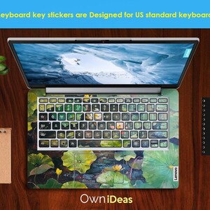 Puede incluir: Un ordenador port&aacute;til con una pegatina de teclado verde y amarilla con un dise&ntilde;o de nen&uacute;far. El texto "Own iDeas" est&aacute; impreso debajo del teclado. El texto "Keyboard key stickers are Designed for US standard keyboards" est&aacute; impreso en la parte superior de la imagen.