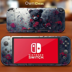 Pode incluir: Uma capa para console Nintendo Switch em preto e branco com um urso escuro usando uma coroa de rosas vermelhas e olhos vermelhos. O fundo é uma floresta escura com rosas vermelhas e videiras.