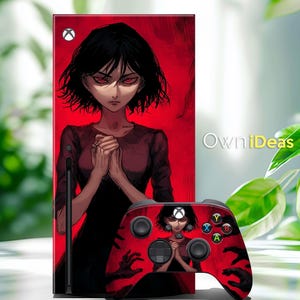 Peut inclure: Une console Xbox Series X et une manette rouges avec une illustration de style manga d'une femme aux cheveux noirs et aux yeux rouges. La manette a des boutons noirs et le texte "OwniIdeas".