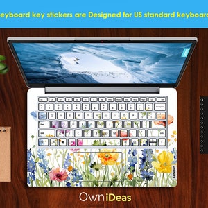 Puede incluir: Un teclado de port&aacute;til con pegatinas florales de colores. Las pegatinas cubren las teclas y el touchpad. El port&aacute;til est&aacute; abierto y la pantalla muestra una escena de monta&ntilde;a nevada. El texto "Keyboard key stickers are Designed for US standard keyboards" est&aacute; en la parte superior de la imagen. El texto "Own iDeas" est&aacute; en la parte inferior de la imagen. El texto "Lenovo" est&aacute; en el lado derecho de la imagen.