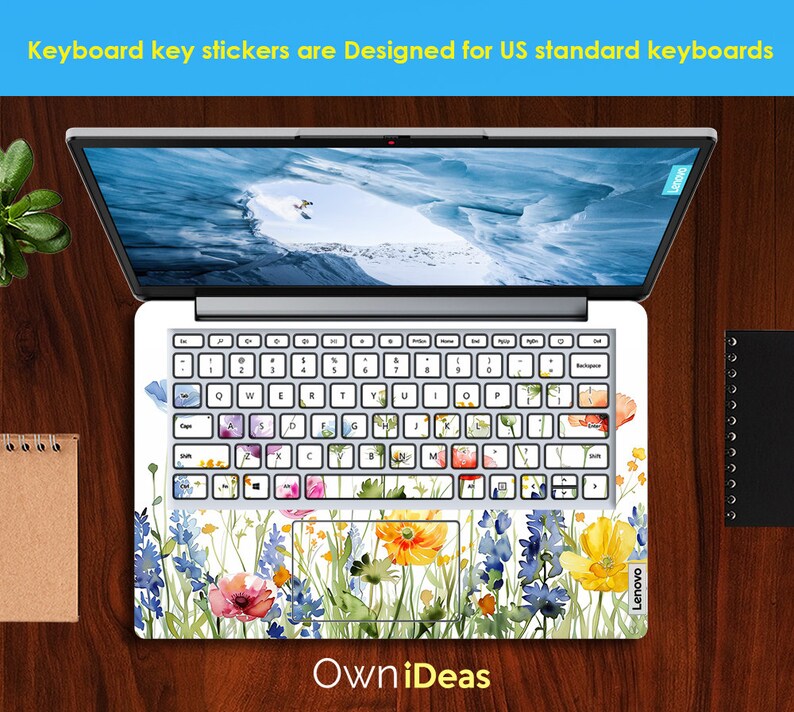 Puede incluir: Un teclado de port&aacute;til con pegatinas florales de colores. Las pegatinas cubren las teclas y el touchpad. El port&aacute;til est&aacute; abierto y la pantalla muestra una escena de monta&ntilde;a nevada. El texto "Keyboard key stickers are Designed for US standard keyboards" est&aacute; en la parte superior de la imagen. El texto "Own iDeas" est&aacute; en la parte inferior de la imagen. El texto "Lenovo" est&aacute; en el lado derecho de la imagen.