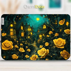 Puede incluir: Una piel para port&aacute;til con un dise&ntilde;o fantasioso que representa una escena nocturna con casas, una luna y rosas amarillas. El texto "OwnIdeas" est&aacute; impreso en la piel.