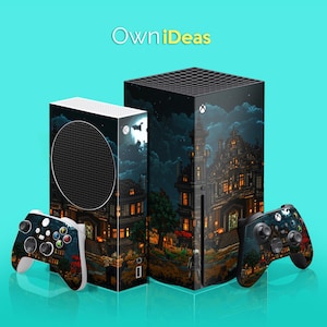 Puede incluir: Dos consolas Xbox Series X negras con diseños personalizados que muestran una imagen pixelada de una mansión espeluznante de noche. Las consolas están al lado de dos mandos Xbox negros.