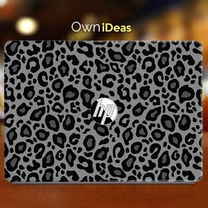 Könnte beinhalten: Eine Laptop-Haut mit Leopardenmuster in Schwarz und Grau mit dem HP-Logo in der Mitte.