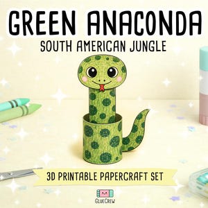 Pode incluir: Um conjunto de artesanato em papel 3D com uma sucuri verde com manchas escuras, olhos grandes e uma l&iacute;ngua vermelha. O texto diz GREEN ANACONDA SOUTH AMERICAN JUNGLE e 3D PRINTABLE PAPERCRAFT SET. A cobra &eacute; montada a partir de cilindros de papel.
