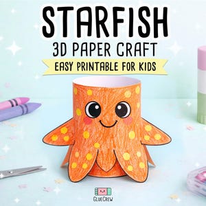 Op de afbeelding: Een handgemaakte oranje papieren zeester knutselwerk met gele stippen, zwarte ogen en een lachende mond. De afbeelding bevat kleurpotloden, een schaar en lijm. De tekst op de afbeelding luidt "STARFISH 3D PAPER CRAFT EASY PRINTABLE FOR KIDS."