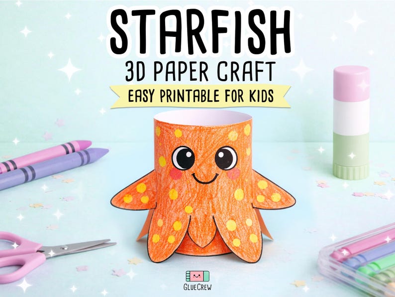 Op de afbeelding: Een handgemaakte oranje papieren zeester knutselwerk met gele stippen, zwarte ogen en een lachende mond. De afbeelding bevat kleurpotloden, een schaar en lijm. De tekst op de afbeelding luidt "STARFISH 3D PAPER CRAFT EASY PRINTABLE FOR KIDS."