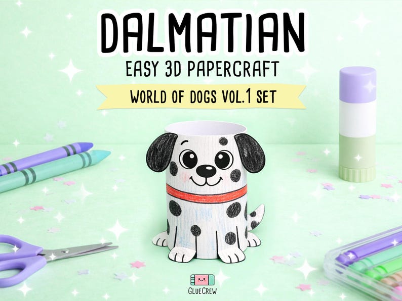 Pu&ograve; includere: Una figura di cane dalmata in carta con macchie nere, un collare rosso e un volto sorridente. Il testo sopra recita DALMATIAN EASY 3D PAPERCRAFT WORLD OF DOGS VOL.1 SET. La figura &egrave; circondata da articoli per il fai da te come pastelli e forbici.