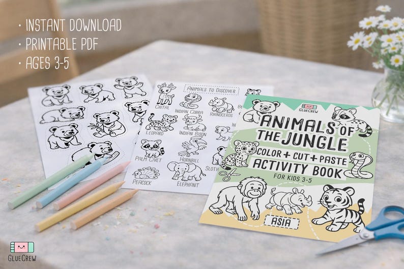 Op de afbeelding: Een kinderactiviteitenset met printbare kleurplaten en een boek "Dieren van de Jungle". De set bevat kleurpotloden en een schaar. De tekst luidt "Direct downloaden, PDF afdrukken, Leeftijd 3-5".