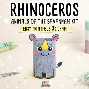 K&ouml;nnte beinhalten: Ein handgefertigtes Papiernashorn-Bastelprojekt mit gelbem Horn, rosa Wangen und einem kleinen schwarzen Schwanz. Der Text "RHINOCEROS" und "TIERE DER SAVANNA KIT" sind &uuml;ber dem Nashorn zu sehen. Weitere Bastelmaterialien sind ebenfalls sichtbar.