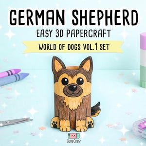 Pu&ograve; includere: Una figura di carta 3D di un pastore tedesco con pelliccia marrone e beige, orecchie nere e una coda. Il testo recita GERMAN SHEPHERD EASY 3D PAPERCRAFT WORLD OF DOGS VOL.1 SET e GLUECREW, circondato da pastelli, forbici e un tubetto di colla.