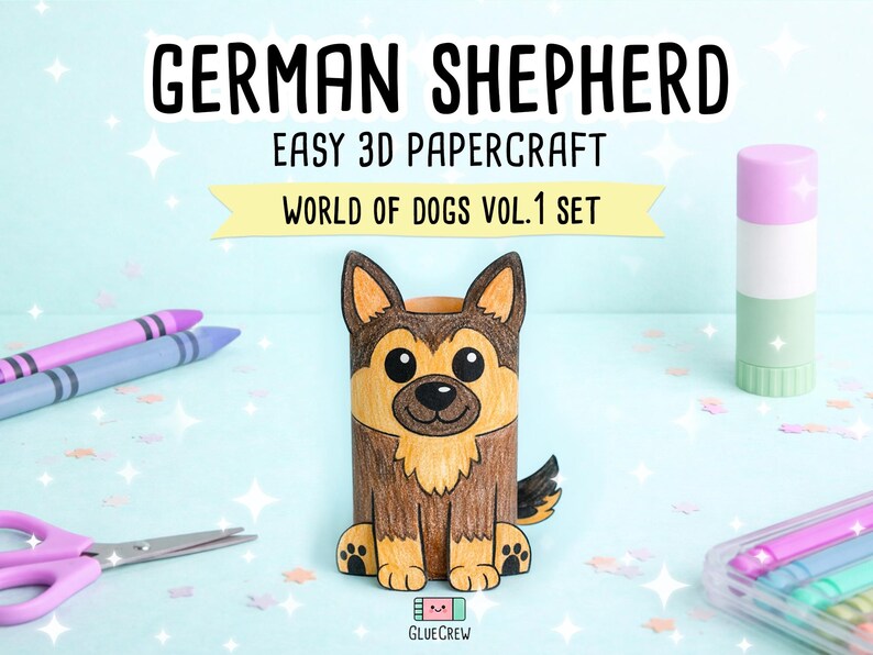 Pu&ograve; includere: Una figura di carta 3D di un pastore tedesco con pelliccia marrone e beige, orecchie nere e una coda. Il testo recita GERMAN SHEPHERD EASY 3D PAPERCRAFT WORLD OF DOGS VOL.1 SET e GLUECREW, circondato da pastelli, forbici e un tubetto di colla.