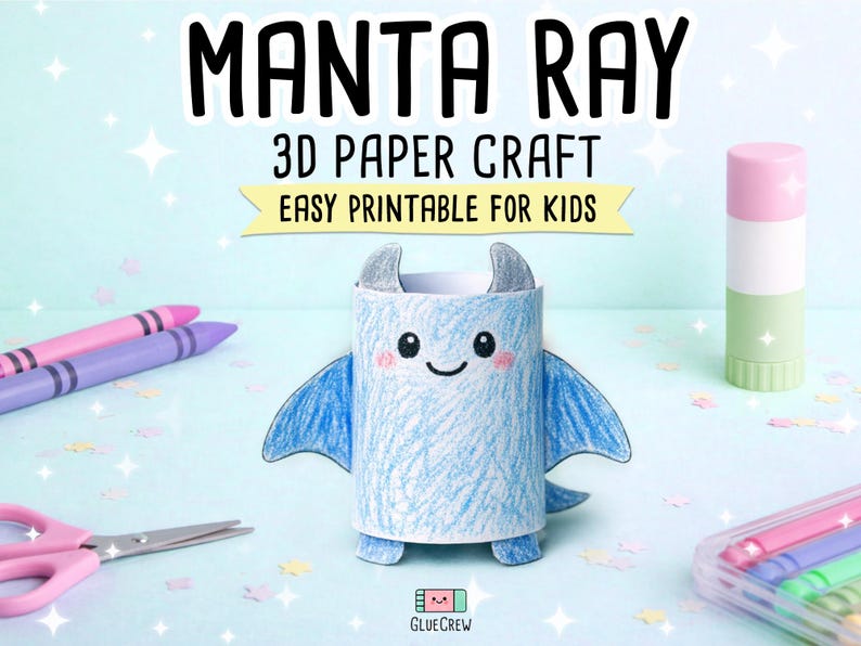 Peut inclure: Un bricolage en papier 3D repr&eacute;sentant une raie manta, avec des ailes bleues et un visage souriant. L'image comprend des crayons, des ciseaux et un b&acirc;ton de colle. Le texte indique "MANTA RAY 3D PAPER CRAFT EASY PRINTABLE FOR KIDS."