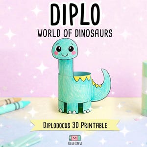 K&ouml;nnte beinhalten: Eine Papierbastelfigur eines Diplodocus-Dinosauriers in T&uuml;rkis mit gelben Akzenten. Der Text DIPLO WORLD OF DINOSAURS steht oben, und DIPLODOCUS 3D PRINTABLE befindet sich auf einem gelben Banner darunter. Buntstifte und ein Klebestift sind in der N&auml;he.
