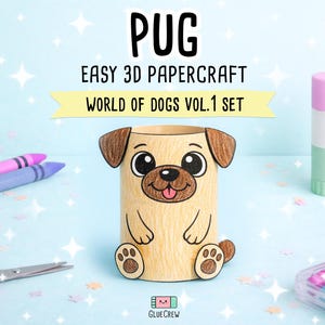 Pu&ograve; includere: Una figura di carlino in carta 3D con corpo beige, orecchie marroni e muso nero. Il testo PUG EASY 3D PAPERCRAFT WORLD OF DOGS VOL.1 SET &egrave; visualizzato sopra. Sono visibili forniture per il fai da te come pastelli, forbici e colla.