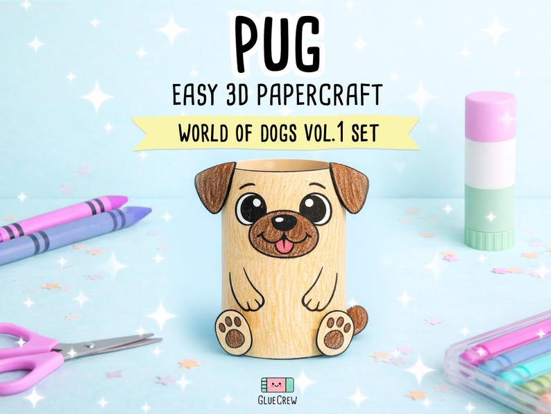 Pu&ograve; includere: Una figura di carlino in carta 3D con corpo beige, orecchie marroni e muso nero. Il testo PUG EASY 3D PAPERCRAFT WORLD OF DOGS VOL.1 SET &egrave; visualizzato sopra. Sono visibili forniture per il fai da te come pastelli, forbici e colla.