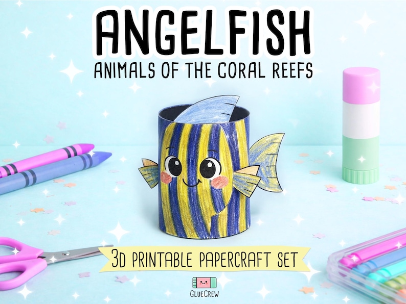 Pu&ograve; includere: Un set di carta stampabile in 3D che raffigura un pesce angelo con strisce verticali gialle e blu, grandi occhi neri e guance rosa. Il testo ANGELFISH ANIMALS OF THE CORAL REEFS e 3D PRINTABLE PAPERCRAFT SET &egrave; visibile nell'immagine.