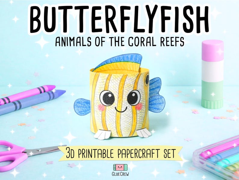 Op de afbeelding: Een 3D-papieren vlindervis met gele en witte strepen, grote zwarte ogen en blauwe vinnen. De tekst luidt BUTTERFLYFISH ANIMALS OF THE CORAL REEFS en 3D PRINTABLE PAPERCRAFT SET. Inclusief kleurpotloden, een schaar en een lijmstift.