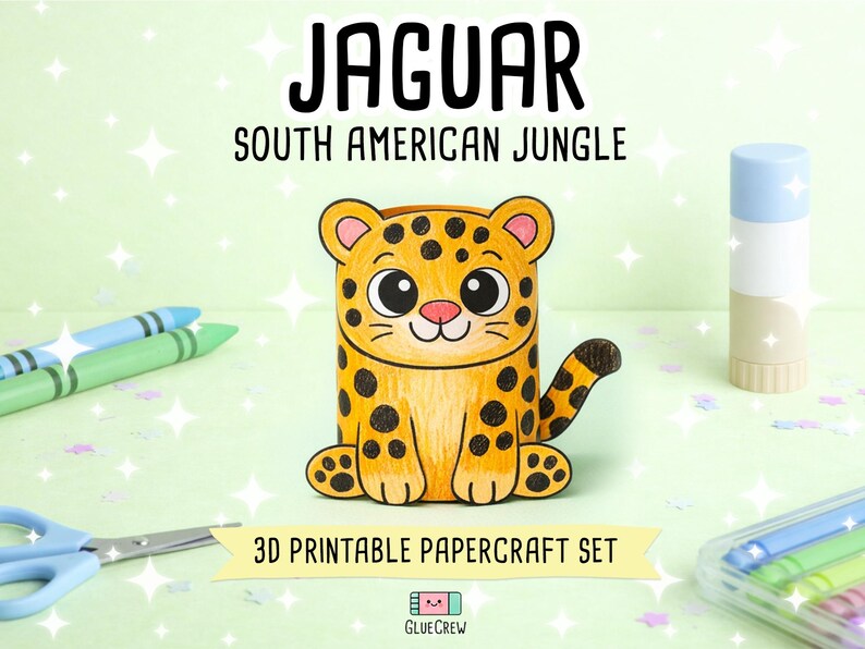 Puede incluir: Una figura de jaguar de papel en 3D con pelaje amarillo y manchas negras, ojos grandes y nariz rosa. El texto dice JAGUAR SOUTH AMERICAN JUNGLE y 3D PRINTABLE PAPERCRAFT SET. La figura est&aacute; rodeada de crayones, tijeras y una barra de pegamento.