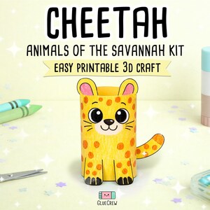 K&ouml;nnte beinhalten: Ein gelb-oranges Geparden-Bastelprojekt aus Papier, Teil eines "Savannen-Tiere-Bausatzes". Das Bild enth&auml;lt Buntstifte, eine Schere und Kleber. Der Text lautet "Cheetah, Animals of the Savannah Kit, Easy Printable 3D Craft".