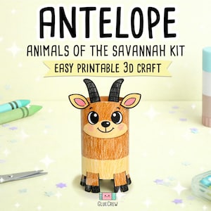 K&ouml;nnte beinhalten: Bastelset mit dem Text "ANTELOPE" und "ANIMALS OF THE SAVANNAH KIT". Das Bild zeigt ein 3D-Antilopen-Bastelwerk aus einer Papprolle, Buntstiften, einer Schere und einem Klebestift. Die Antilope ist braun mit schwarzen H&ouml;rnern und Ohren.