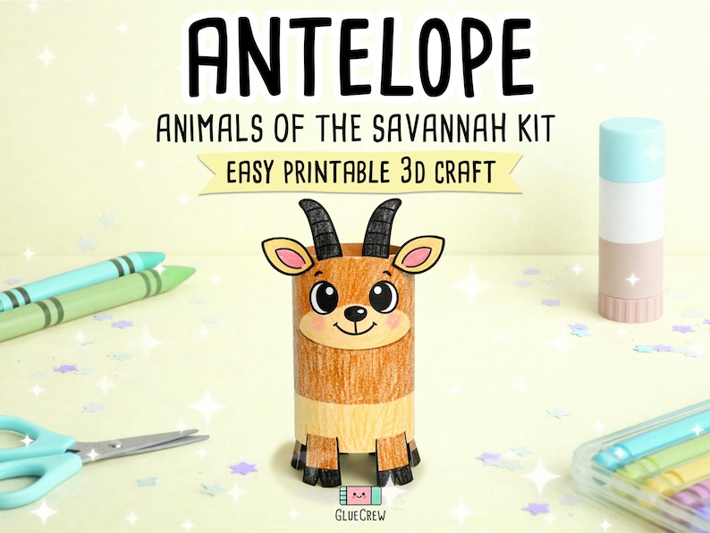 K&ouml;nnte beinhalten: Bastelset mit dem Text "ANTELOPE" und "ANIMALS OF THE SAVANNAH KIT". Das Bild zeigt ein 3D-Antilopen-Bastelwerk aus einer Papprolle, Buntstiften, einer Schere und einem Klebestift. Die Antilope ist braun mit schwarzen H&ouml;rnern und Ohren.