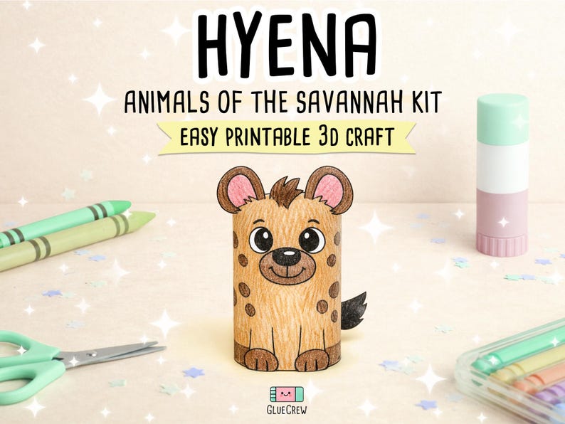K&ouml;nnte beinhalten: Ein Bastelset f&uuml;r eine druckbare 3D-Hy&auml;ne. Das Bild zeigt ein fertiges Hy&auml;nenmodell aus einer Papprolle, mit Buntstiften, einer Schere und einem Klebestift. Der Text lautet "HYENA" und "ANIMALS OF THE SAVANNAH KIT".