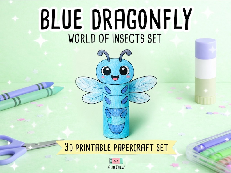 Op de afbeelding: Een 3D-papieren libellefiguur in blauwtinten met grote ogen en vleugels. De tekst luidt BLUE DRAGONFLY WORLD OF INSECTS SET en 3D PRINTABLE PAPERCRAFT SET. Het figuur is omringd door kleurpotloden, een schaar en een lijmstift.