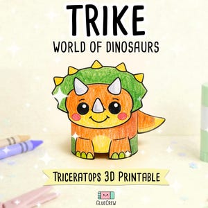 K&ouml;nnte beinhalten: Eine Triceratops-Dinosaurierfigur aus Papier in Orange und Gr&uuml;n mit Nackenschild und drei H&ouml;rnern. Der Text TRIKE WORLD OF DINOSAURS steht &uuml;ber der Figur, und TRICERATOPS 3D PRINTABLE ist auf einem gelben Banner darunter aufgedruckt.