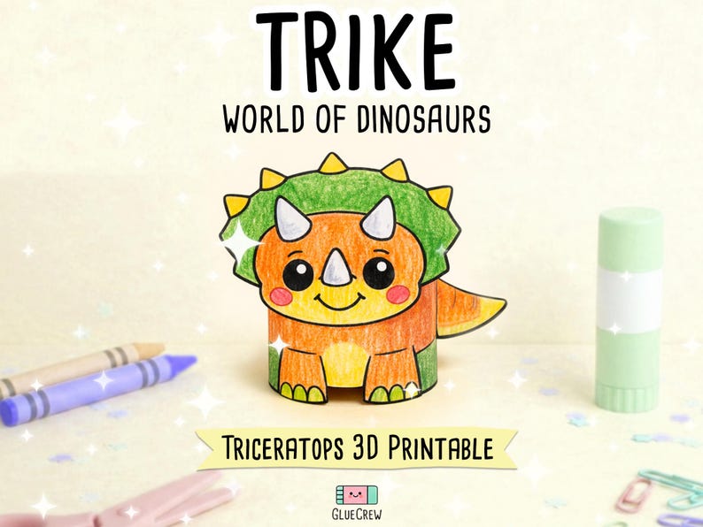 K&ouml;nnte beinhalten: Eine Triceratops-Dinosaurierfigur aus Papier in Orange und Gr&uuml;n mit Nackenschild und drei H&ouml;rnern. Der Text TRIKE WORLD OF DINOSAURS steht &uuml;ber der Figur, und TRICERATOPS 3D PRINTABLE ist auf einem gelben Banner darunter aufgedruckt.