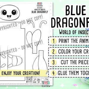 Op de afbeelding: Een zwart-wit printbaar knutselblad voor een blauwe libel met een cartoonhoofd, vleugels en lichaamsdelen. De tekst luidt BLUE DRAGONFLY WORLD OF INSECTS, 1 PRINT THE ANIMALS, 2 COLOR YOUR CRAFT, 3 CUT THE PIECES, 4 GLUE THEM TOGETHER.