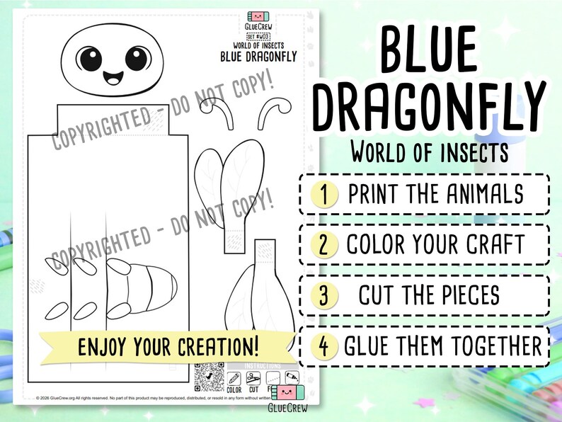 Op de afbeelding: Een zwart-wit printbaar knutselblad voor een blauwe libel met een cartoonhoofd, vleugels en lichaamsdelen. De tekst luidt BLUE DRAGONFLY WORLD OF INSECTS, 1 PRINT THE ANIMALS, 2 COLOR YOUR CRAFT, 3 CUT THE PIECES, 4 GLUE THEM TOGETHER.