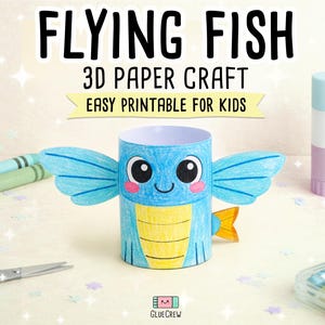 Op de afbeelding: Een kleurrijk 3D-papierknutselwerk van een vliegende vis, met blauwe vleugels en een gele buik. De afbeelding bevat de tekst "FLYING FISH 3D PAPER CRAFT EASY PRINTABLE FOR KIDS". Kleurpotloden, een schaar en lijm zijn ook zichtbaar.