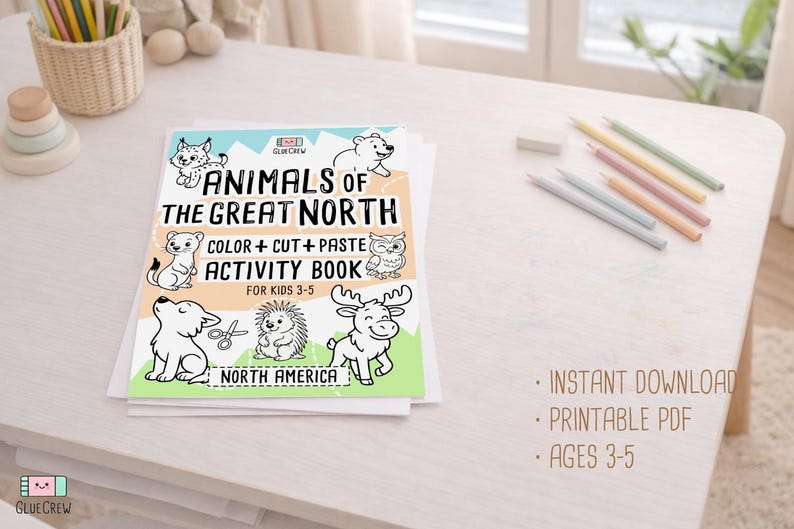 Pode incluir: Um livro de atividades intitulado "Animais do Grande Norte" com ilustra&ccedil;&otilde;es de animais norte-americanos. O livro foi concebido para crian&ccedil;as dos 3 aos 5 anos e inclui atividades de colorir, recortar e colar. L&aacute;pis de cor e outros materiais est&atilde;o sobre a mesa.