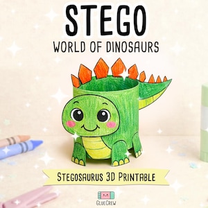 Pu&ograve; includere: Una figura di stegosauro in carta colorata di verde con placche arancioni sul dorso. Il testo recita STEGO WORLD OF DINOSAURS e STEGOSAURUS 3D PRINTABLE. La figura &egrave; circondata da pastelli, una colla stick e graffette.
