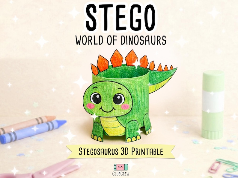 Pu&ograve; includere: Una figura di stegosauro in carta colorata di verde con placche arancioni sul dorso. Il testo recita STEGO WORLD OF DINOSAURS e STEGOSAURUS 3D PRINTABLE. La figura &egrave; circondata da pastelli, una colla stick e graffette.