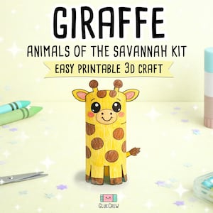 K&ouml;nnte beinhalten: Ein gelb-braunes Giraffen-Bastelprojekt aus einer Papprolle, Teil eines "Savannen-Tiere-Kits". Das Bild zeigt Buntstifte, eine Schere und Kleber. Der Text lautet "GIRAFFE" und "Easy Printable 3D Craft".