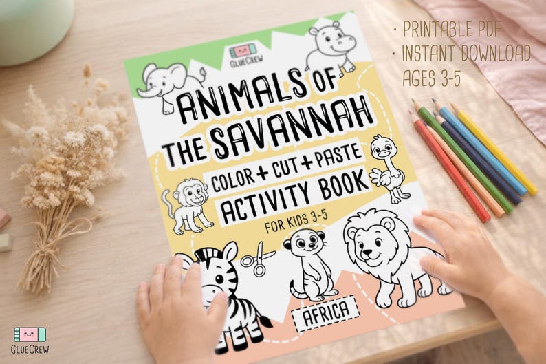 K&ouml;nnte beinhalten: Ein Mal- und Bastelbuch f&uuml;r Kinder mit dem Titel "Tiere der Savanne", das einen Zebra, L&ouml;wen und andere Tiere zeigt. Das Buch enth&auml;lt den Text "Malen + Ausschneiden + Kleben Aktivit&auml;tsbuch f&uuml;r Kinder 3-5". Buntstifte sind sichtbar.